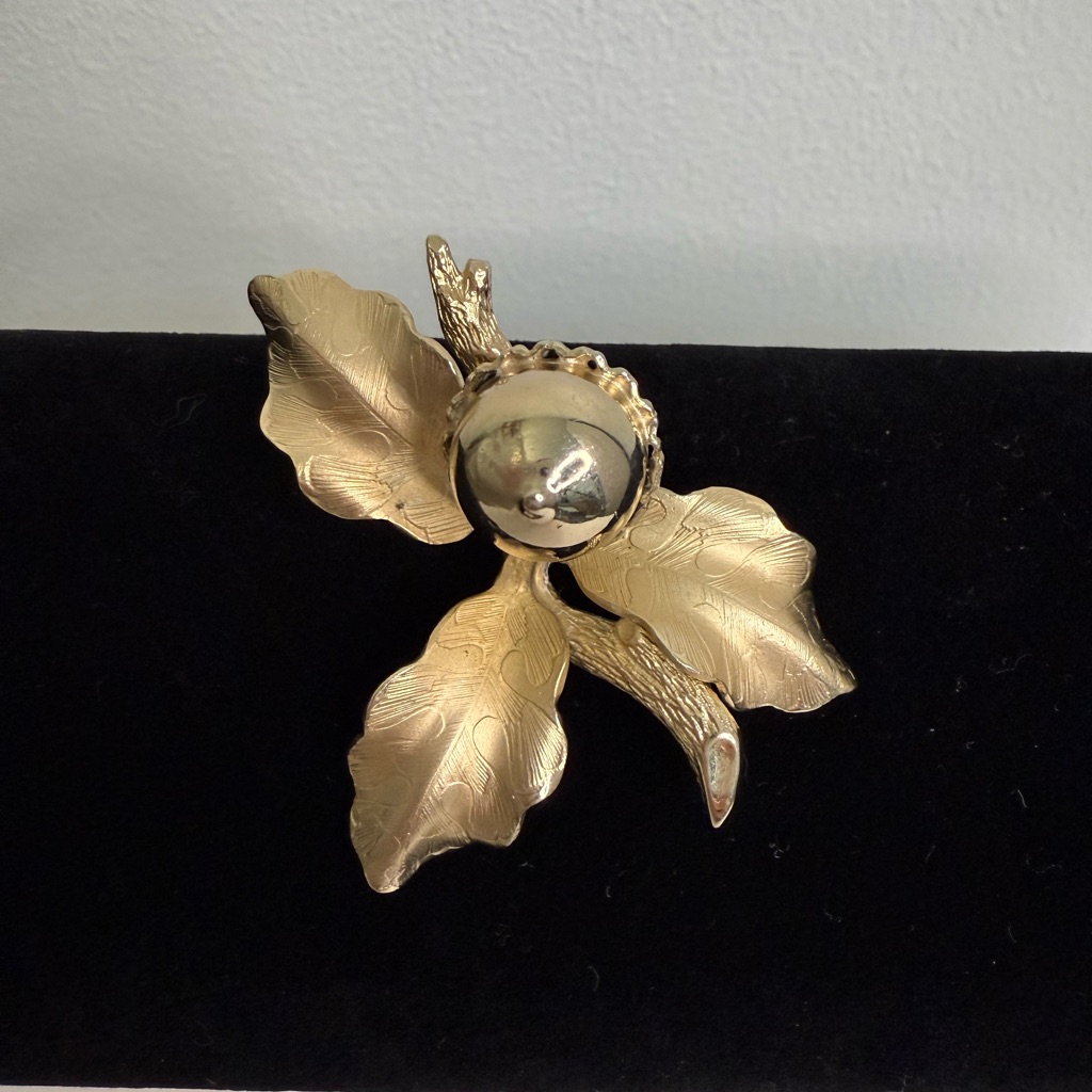 Vintage Giovanni Gold Acorn Leaf Brooch 25$